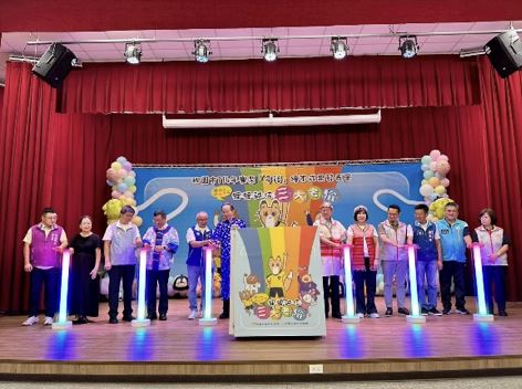 桃園市政府王明鉅副市長、政風處吳滄俯處長、教育局劉仲成局長、客家事務局范姜泰基局長、復興區公所蘇佐璽區長、龍潭區公所鄧昱綵區長及雙龍國小劉筱惠校長一同啟動《熊好的桃花源Ⅱ》廉潔繪本多語有聲書。（圖／桃園市政府提供）