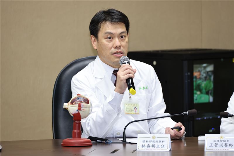 北榮眼科部視網膜科主任林泰祺指出，黃斑部皺褶中的「膠質細胞」大量增生，是造成病人術後視力難以恢復的主因。（圖／北榮提供）