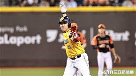 中職36年例行賽，中信兄弟左外野手詹子賢敲出二壘安打。（圖／記者劉彥池攝影）