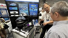 英濟展示以機體、晶片到系統整合皆「Made in Taiwan」的智慧AI無人載具。（圖／記者簡浩正攝影）