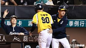 中職36年例行賽，中信兄弟游擊手江坤宇靠詹子賢的安打超前比數。（圖／記者劉彥池攝影）
