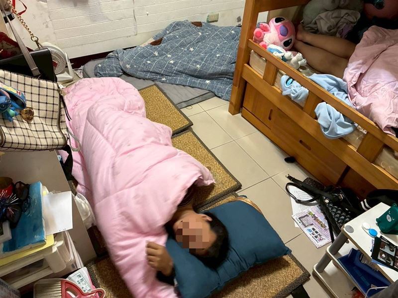 悲傷又快樂的小蛋糕藏深深的母愛！夫病死單親媽阿玉帶２女兒日子難過，暖心機車行老闆提供住處，見志工淚流滿面。（圖／《愛的延續公益協會》提供）