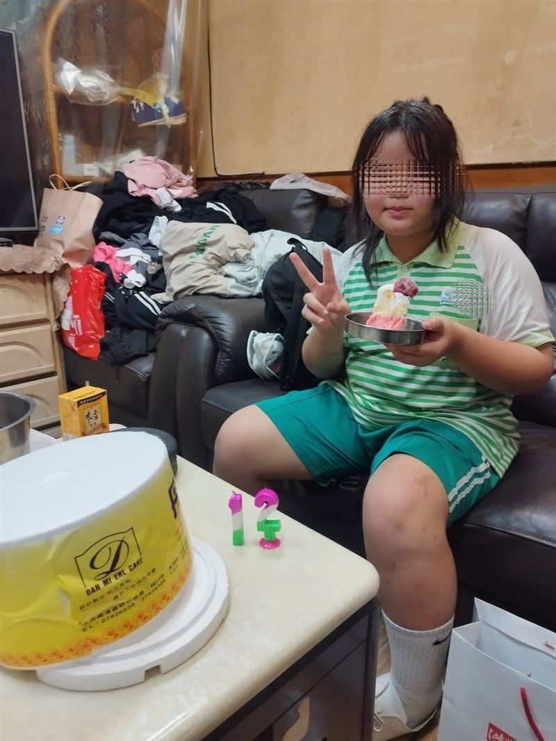 悲傷又快樂的小蛋糕藏深深的母愛！夫病死單親媽阿玉帶２女兒日子難過，暖心機車行老闆提供住處，見志工淚流滿面。志工帶生日蛋糕為阿玉小女兒慶生。（圖／《愛的延續公益協會》提供）