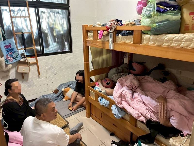 悲傷又快樂的小蛋糕藏深深的母愛！夫病死單親媽阿玉帶２女兒日子難過，暖心機車行老闆提供住處，見志工淚流滿面。（圖／《愛的延續公益協會》提供）
