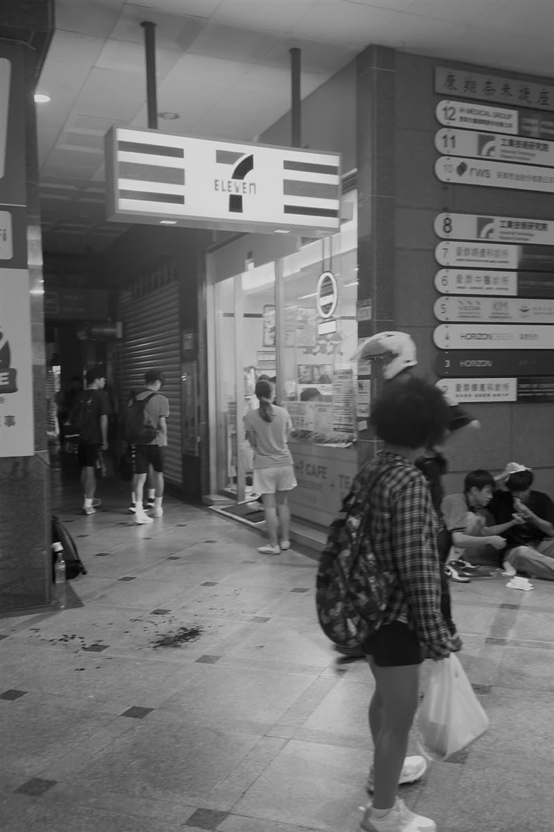 大安捷運站外學生遭雙節棍攻擊，血流滿地。（圖／Threads @foodie_doggggg授權）