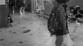 快訊／大安捷運站外學生遭雙節棍攻擊！血流滿地　路過民眾驚呆（圖／Threads @foodie_doggggg授權）