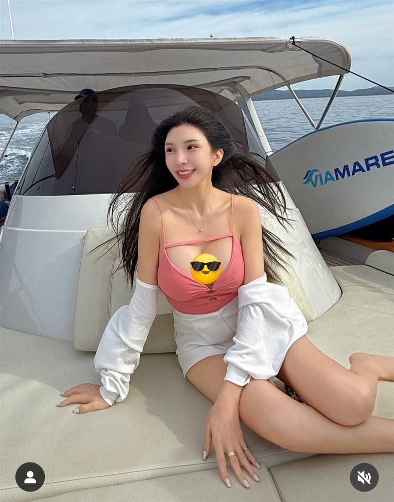 蘇心甯爆乳坐遊艇。（圖／翻攝自蘇心甯IG）