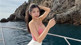 42歲國光女神爆乳坐遊艇　低胸炸白皙深溝