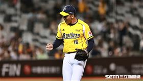 中職36年例行賽，中信兄弟後援投手王凱程抓下最後1個出局數興奮怒吼。（圖／記者劉彥池攝影）