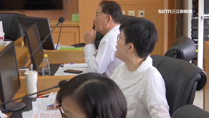 民進黨台中市議員陳俞融（左2）與國民黨籍市議員有激烈口角衝突