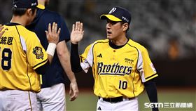 中職36年例行賽，中信兄弟5：1擊敗統一獅，總教練平野惠一和球員擊掌慶祝勝利。（圖／記者劉彥池攝影）