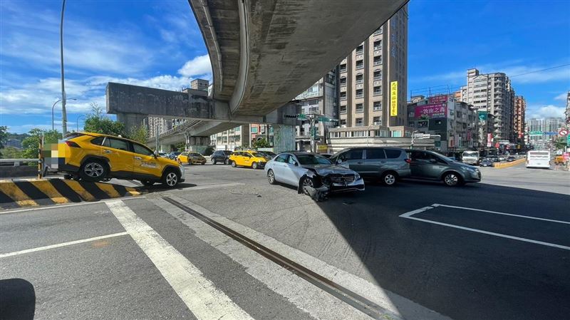 賓士紅燈路口直衝！爆擊2車全爛了