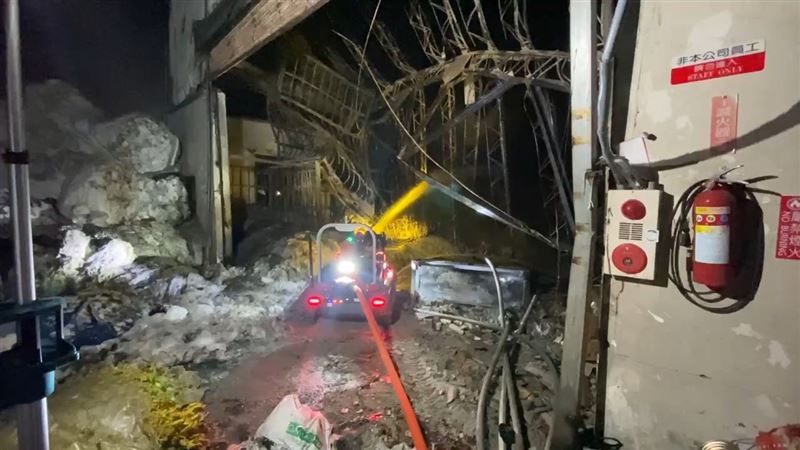 消防局出動機器人協助滅火。（圖／翻攝畫面）