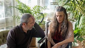 故事圍繞著病痛纏身，一心前往瑞士進行安樂死的妻子，以及不忍讓妻子獨自離去，堅持與妻子共赴黃泉的丈夫展開。（圖／天馬行空提供） 