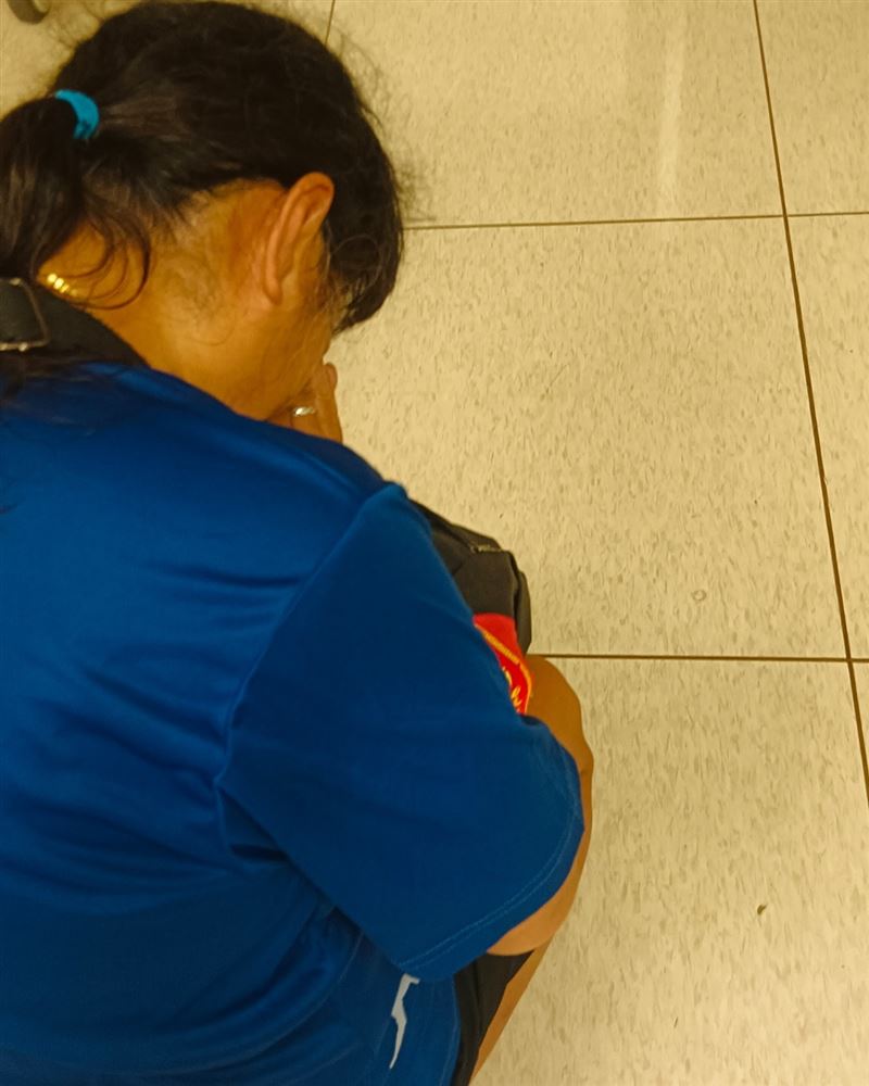 小比媽跪在地上痛哭，滿心自責，恨自己沒有早一點讓他住院。（圖／翻攝自「小比的跑旅雜記」）