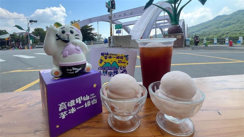 甲仙好冰友「芋寶」領路遊街區，吃冰集章，收藏專屬明信片紀念。（圖／翻攝畫面）