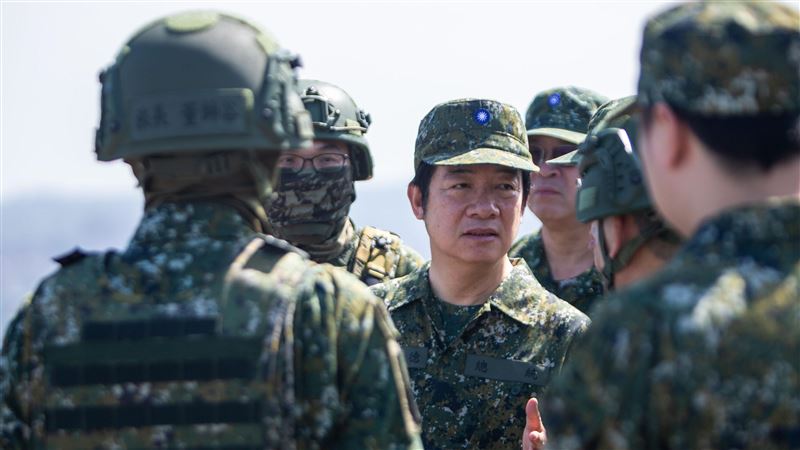 漢光演習，總統賴清德(中)穿著軍服視察部隊。(圖／總統府提供)