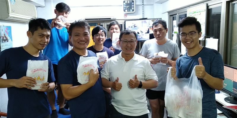 希望辛國勝學長（白衣者）趕緊康復，那是所有同仁的共同願望。（圖／楠梓義消分隊提供）