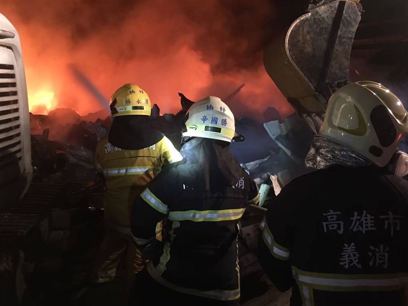 辛國勝跟隨警消出勤火警現場。（圖／楠梓義消分隊提供）