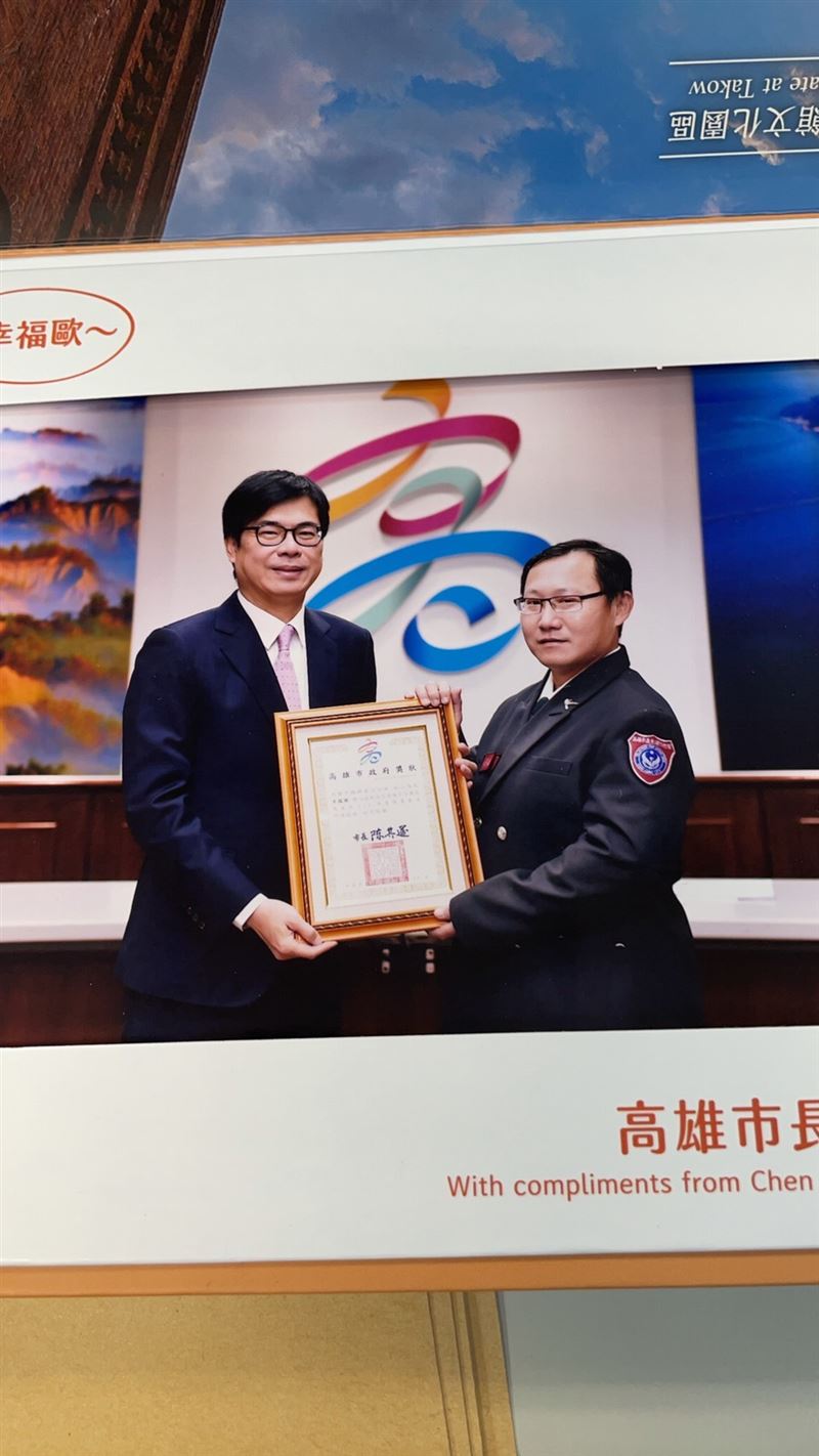 辛國勝因擔任義消的優良表現獲肯定，接受市長陳其邁頒發獎狀。（圖／楠梓義消分隊提供）