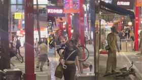 男子在西門町拿腳踏車對人群猛砸。（圖／翻攝畫面）
