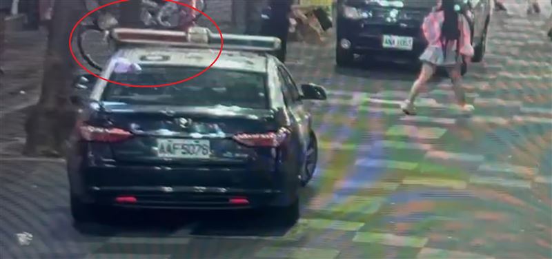 男子在西門町拿腳踏車對人群猛砸。（圖／翻攝畫面）