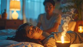 北市信義區去年發生一起離奇命案事故，一名女子吸毒暴斃，男友竟伴屍月餘，更在女友身旁放滿大量乾燥劑防腐。（圖／示意圖／AI生成）