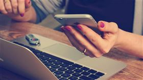 台灣人每日使用3C產品的平均時數已超過10小時，伴隨而來的健康隱憂也日益嚴重，南山人壽推出專為3C使用族群設計的「南山人壽網路投保 iLike 3C 特定保障商品組合」。（示意圖／PIXABAY）