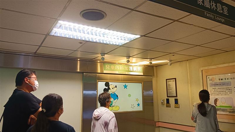 加護病房外，打著4盞黃燈，玻璃上的米奇圖案安撫有限，小比媽急得像熱鍋上的螞蟻。（圖／翻攝自臉書小比的跑旅雜記）