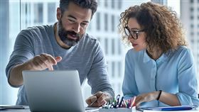 任何人均不得在我國境內代理、經紀或招攬境外保單，否則將涉有上開規定非法銷售境外保單的刑事責任；民眾若發現有不肖人士招攬境外保單之具體事證(如保險契約文件，匯款資料等)，可檢具相關事證向司法單位告發或向金管會檢舉。（示意圖／PIXABAY）