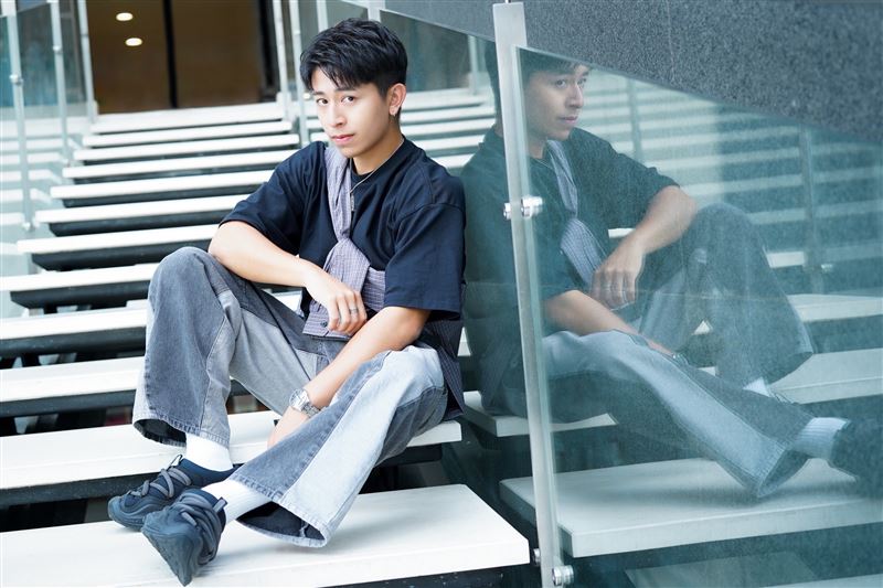 蓋瑞當兵時因上廁所清潔過度用力，造成肛門膿瘍開刀。（圖／記者趙于瑩攝影）