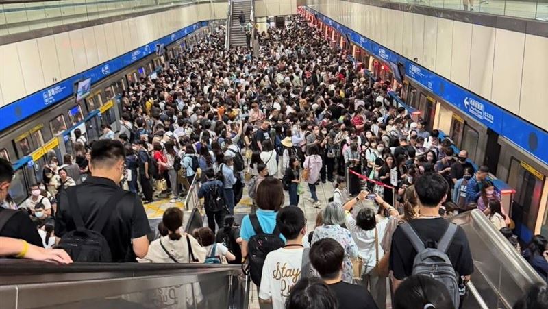 新／板南列車異常　上班族擠爆月台畫面曝