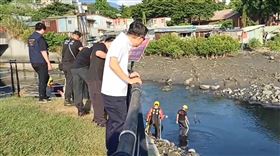 王婦家屬、警方及消防人員多次沿淡水河岸日夜展開搜尋。（圖／翻攝畫面）