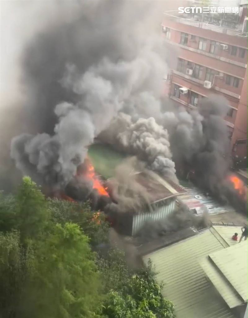 台北市木柵路三段102巷內民宅起火燃燒,警消救出兩大兩小。(圖/翻攝畫面)