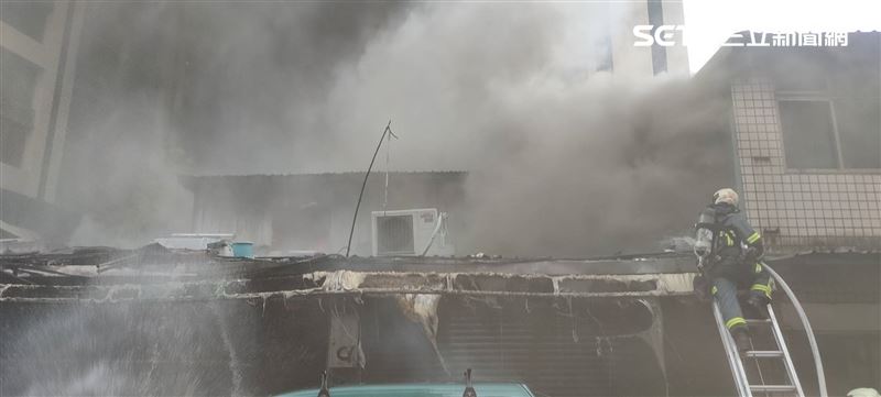 台北市木柵路三段102巷內民宅起火燃燒，警消救出兩大兩小。（圖／翻攝畫面）