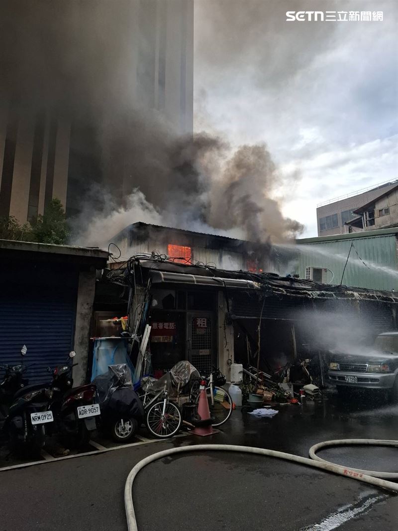 台北市木柵路三段102巷內民宅起火燃燒,警消救出兩大兩小。(圖/翻攝畫面)