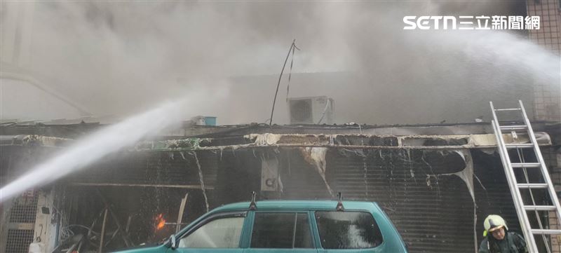 台北市木柵路三段102巷內民宅起火燃燒,警消救出兩大兩小。(圖/翻攝畫面)