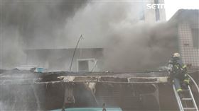 台北市木柵路三段102巷內民宅起火燃燒，警消救出兩大兩小。（圖／翻攝畫面）