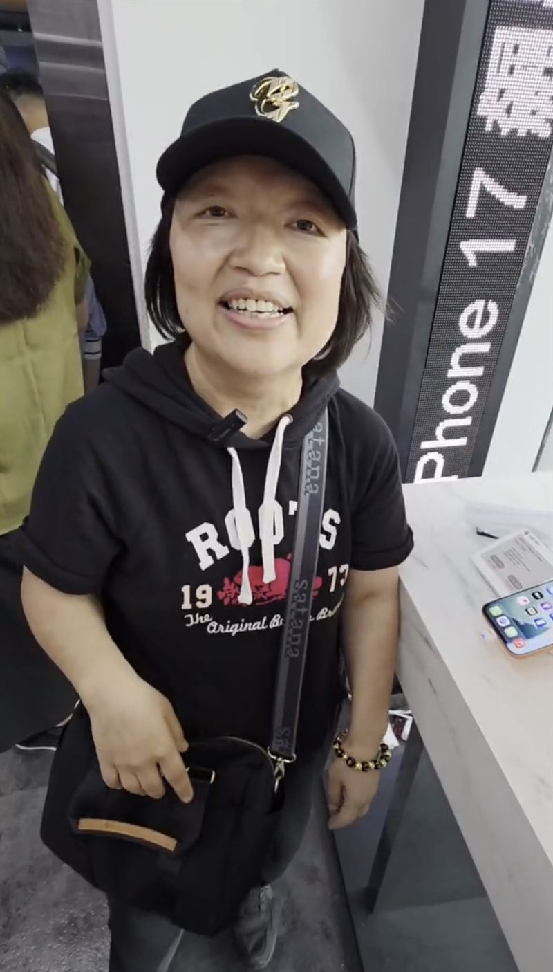 陳小姐自嘲自己是萬年二姐，每年都輸給頭香哥黃先生，她玩笑說自己是良家婦女所以不能過兩夜，所以才會輸，但期許自己明年一定要拿到頭香！（圖／記者李宜樺攝影）