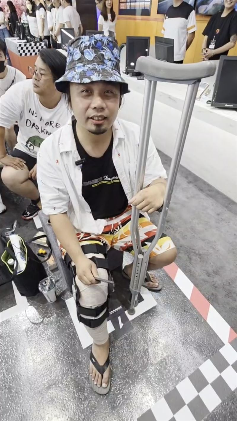 在台哥大搶得頭香的黃先生，即便受傷骨裂十字帶斷裂也要提前三天來排隊，搶得頭香，他跟記者表示，雖然傷口還時不時疼痛，但拿到第一的名牌那一刻，什麼都值了。（圖／記者李宜樺攝影）