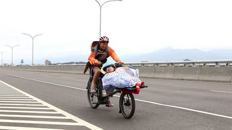 小比媽帶著兒子8年來征戰馬拉松，去年還登上玉山，故事感動網友。（圖／翻攝自臉書小比的跑旅雜記）