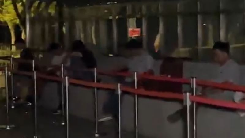 民眾在內湖好市多門口徹夜排隊。（圖／翻攝畫面）