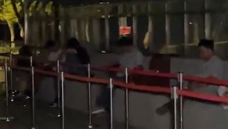 黃牛深夜代排搶iPhone 17！2人狂佔10位置