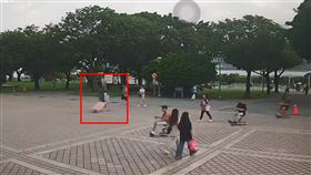 殷女將婆婆棄屍後，拖著空的行李箱在淡水捷運站後方的廣場不斷徘徊約5小時。（圖／翻攝畫面）