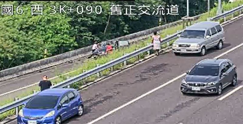 國6舊正交流道匝道口發生嚴重車禍，自小客車疑因自撞翻覆，車內乘客遭拋飛。（圖／翻攝自高速公路資訊網）