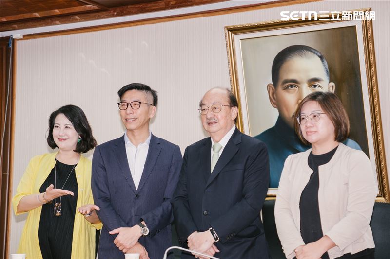 民進黨團幹部選舉出爐，鍾佳濱當選幹事長、陳培瑜當選書記長。（圖/記者楊士誼攝影）