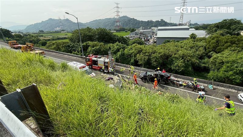 國6舊正交流道匝道口發生嚴重車禍，自小客車疑因自撞翻覆，車內乘客遭拋飛。（圖／翻攝畫面）