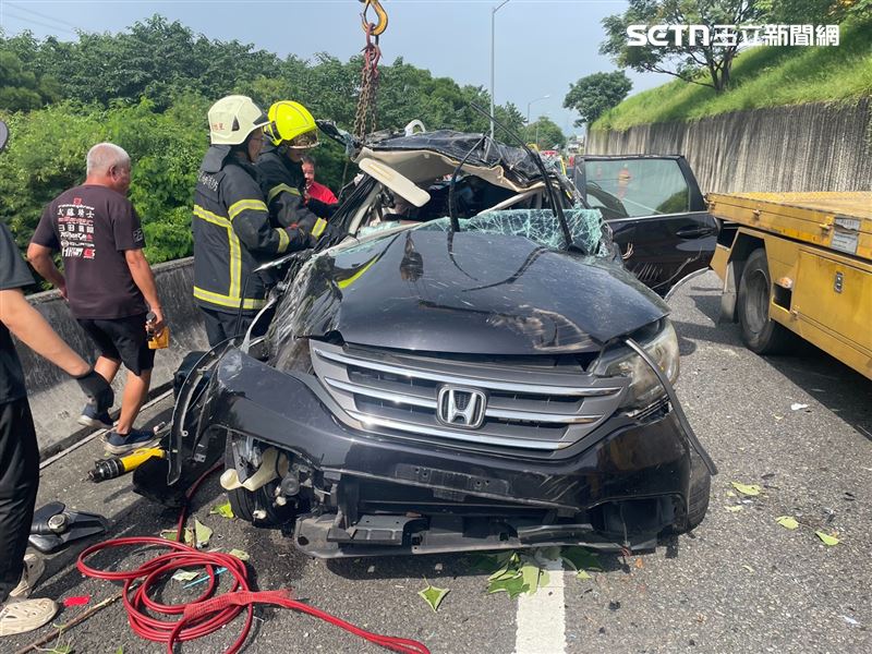國6舊正交流道匝道口發生嚴重車禍，自小客車疑因自撞翻覆，車內乘客遭拋飛。（圖／翻攝畫面）