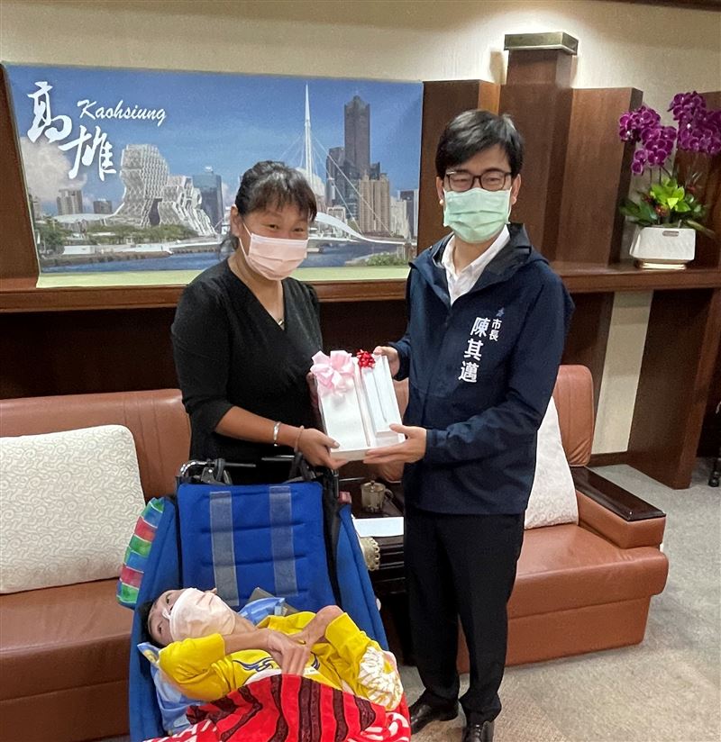 陳其邁得知小比媽愛畫畫，二話不說致贈iPad平板。（圖／翻攝畫面）