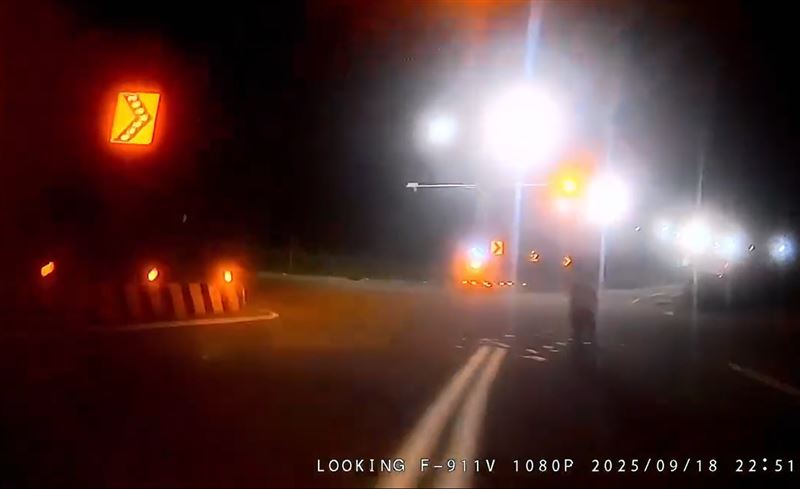 一名男子深夜在馬路中央，對騎機車路過的學生撒冥紙。（圖／翻攝自Thread @cantyle）